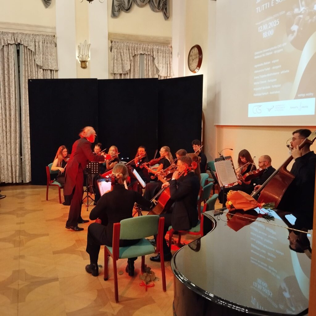 Orkiestra Centrum Kultury Studenckiej, dyryguje Mateusz MJ Sibilski