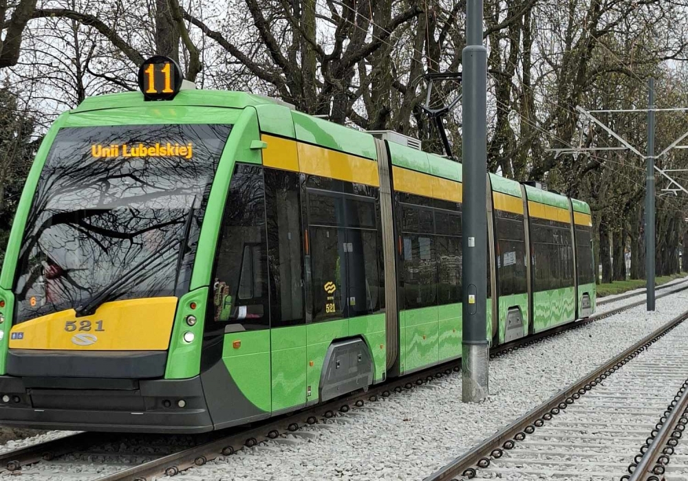 Tramwaj numer 11 jadący ulicą Wielkopolską