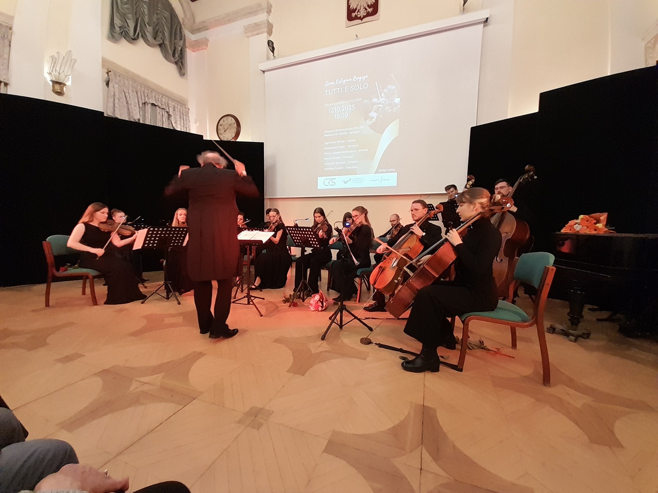 Orkiestra Centrum Kultury Studenckiej, dyryguje Mateusz MJ Sibilski