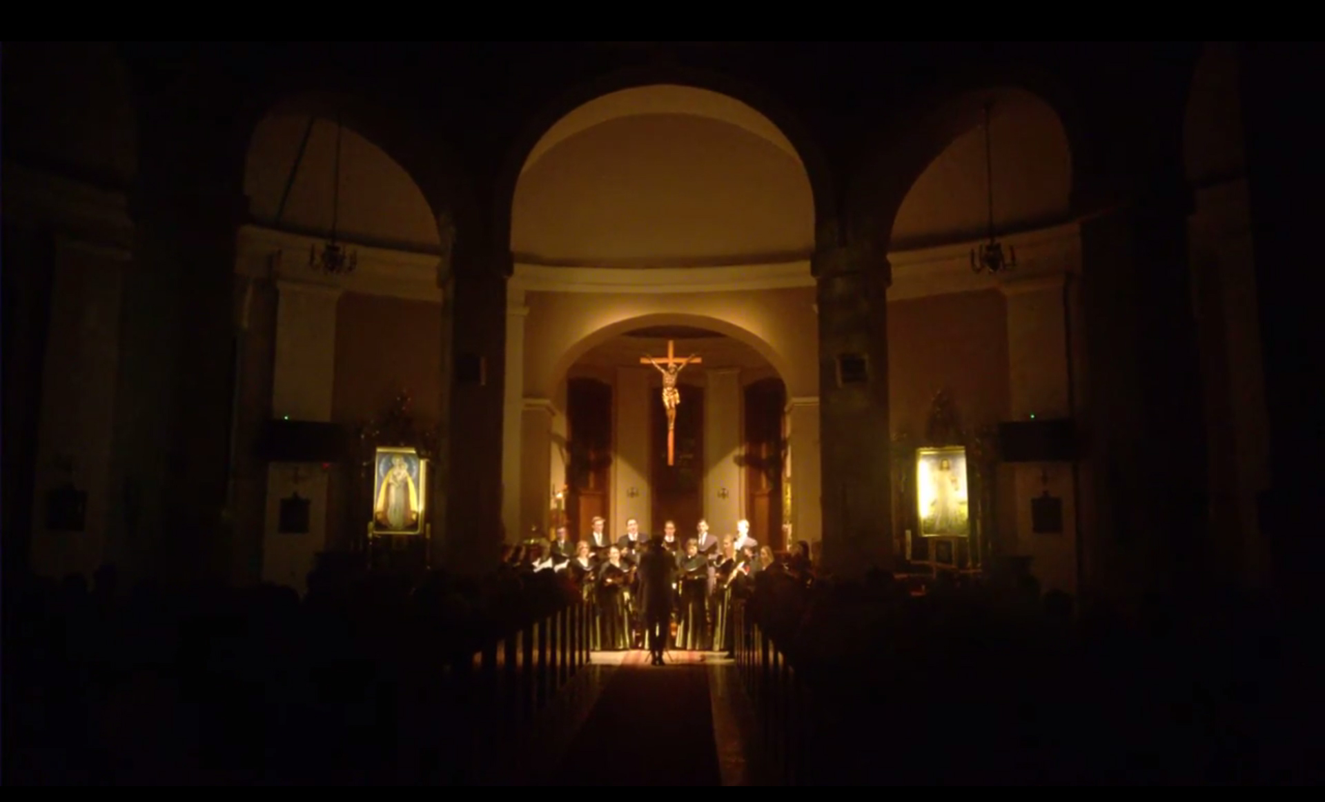 Wnętrze kościoła Oświetlone punktowymi lampami, w centrum grupa churzystów.