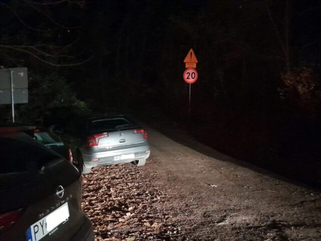 Dojazd od strony Wojska Polskiego zastawiony przez zaparkowane auto