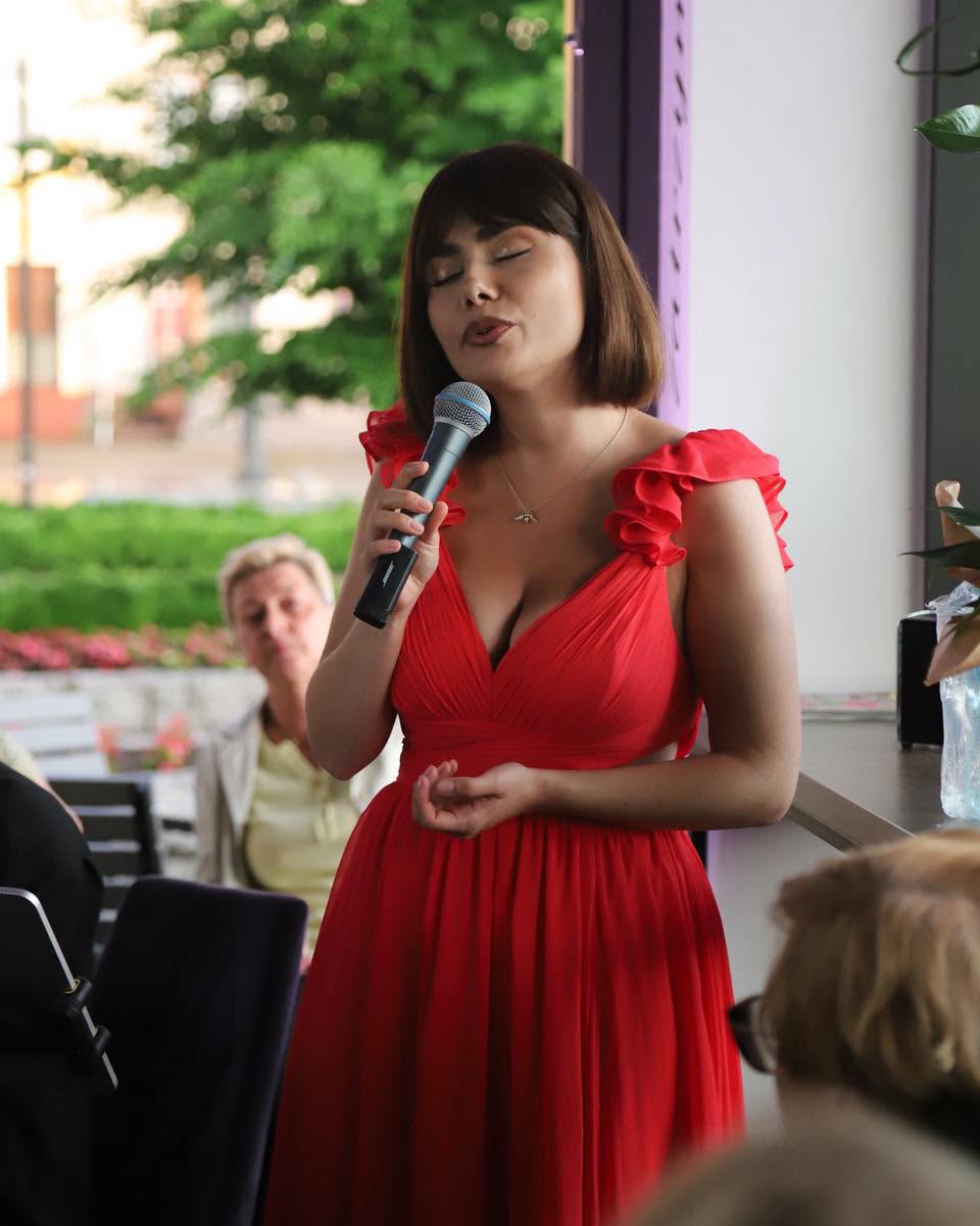 Dominika Dobrosielska z mikrofonem