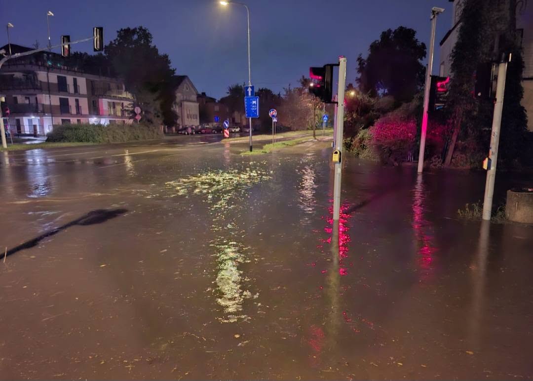 Zalane wodą skrzyżowanie Nad Wierzbakiem/Wielkopolska/Małopolska